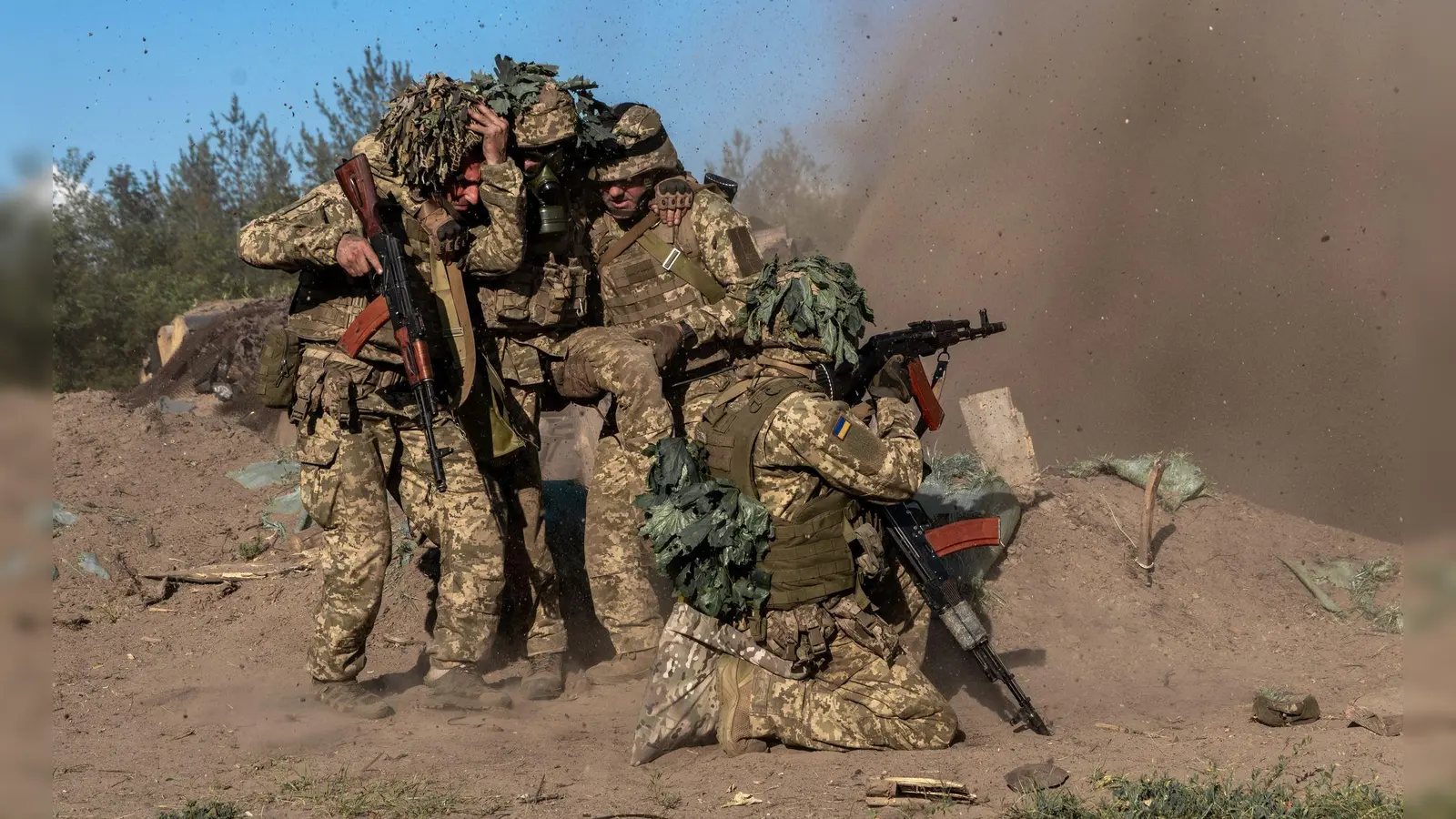 Ukrainische Männer sollen sich einem Einsatz im Krieg gegen Russland künftig schwerer entziehen können. (Archivbild) (Foto: Andrii Marienko/AP/dpa)