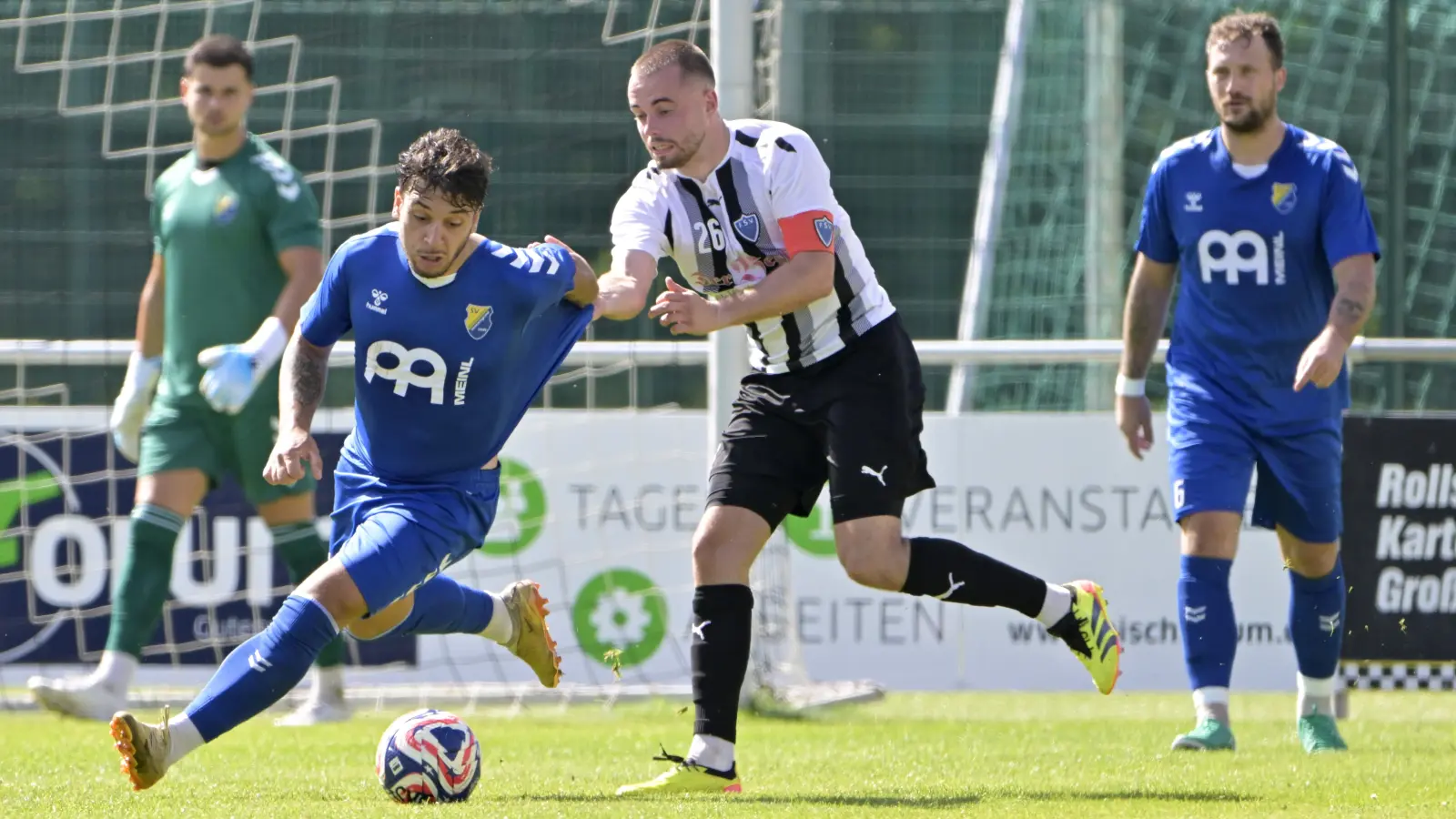 Yuri Meleleo (links, hier gegen den Brucker Kapitän Anton Gnerlich) ist angeschlagen. Sein Einsatz für Steinachgrund ist noch fraglich. (Foto: Martin Rügner)