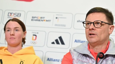 Er gibt keine konkrete Medaillenvorgabe: Chef de Mission Olaf Tabor (r).  (Foto: Peter Kneffel/dpa)