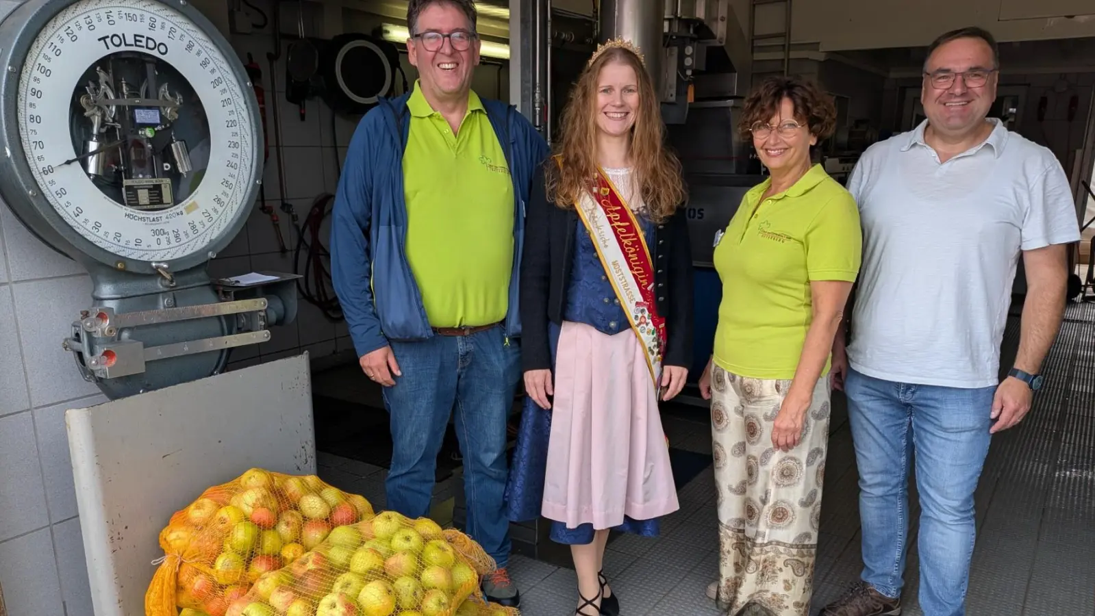 Apfelkönigin Lisa Reinhart und Bürgermeister Markus Prokopczuk (rechts) wurden von Klaus Kober und der OGV-Vorsitzenden Simone Schüler durch die Mostanlage geführt. (Foto: Friedrich Zinnecker)