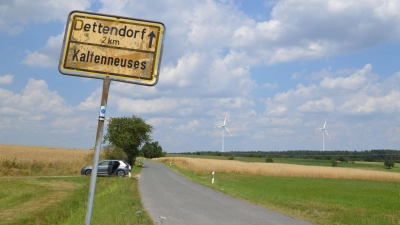 Diese beiden Windräder nördlich des Emskirchener Ortsteils Kaltenneuses sind ebenfalls nicht unumstritten. Wenn der Wind ungünstig weht, werfen sie einen Schall über den Ort, sagen Anwohner. (Foto: Johannes Zimmermann)