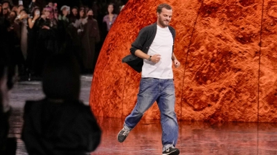  Matthieu Blazy bei der Präsentation der Chanel Frühjahr/Sommer 2026 Kollektion. (Foto: Aurelien Morissard/AP/dpa)