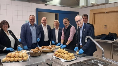 Zusammenhelfen ist am besten: Auf der jüngsten Ausbildungsbörse schmierten Kernfranken-Bürgermeister Butterbrezen und belegten Wurstsemmeln selbst. (Foto: Florian Schwab)