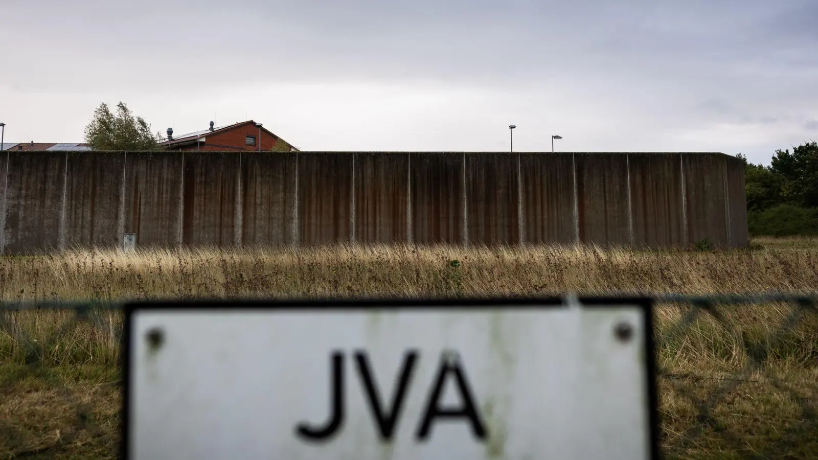 Blick auf die Justizvollzugsanstalt Sehnde in der Region Hannover.  (Foto: Moritz Frankenberg/dpa)