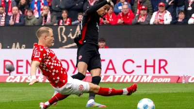 Der FSV Mainz 05 um Andreas Hanche-Olsen (l) und Eintracht Frankfurt um Hugo Ekitiké (r) lieferten sich ein hitziges Derby (Foto: Torsten Silz/dpa)