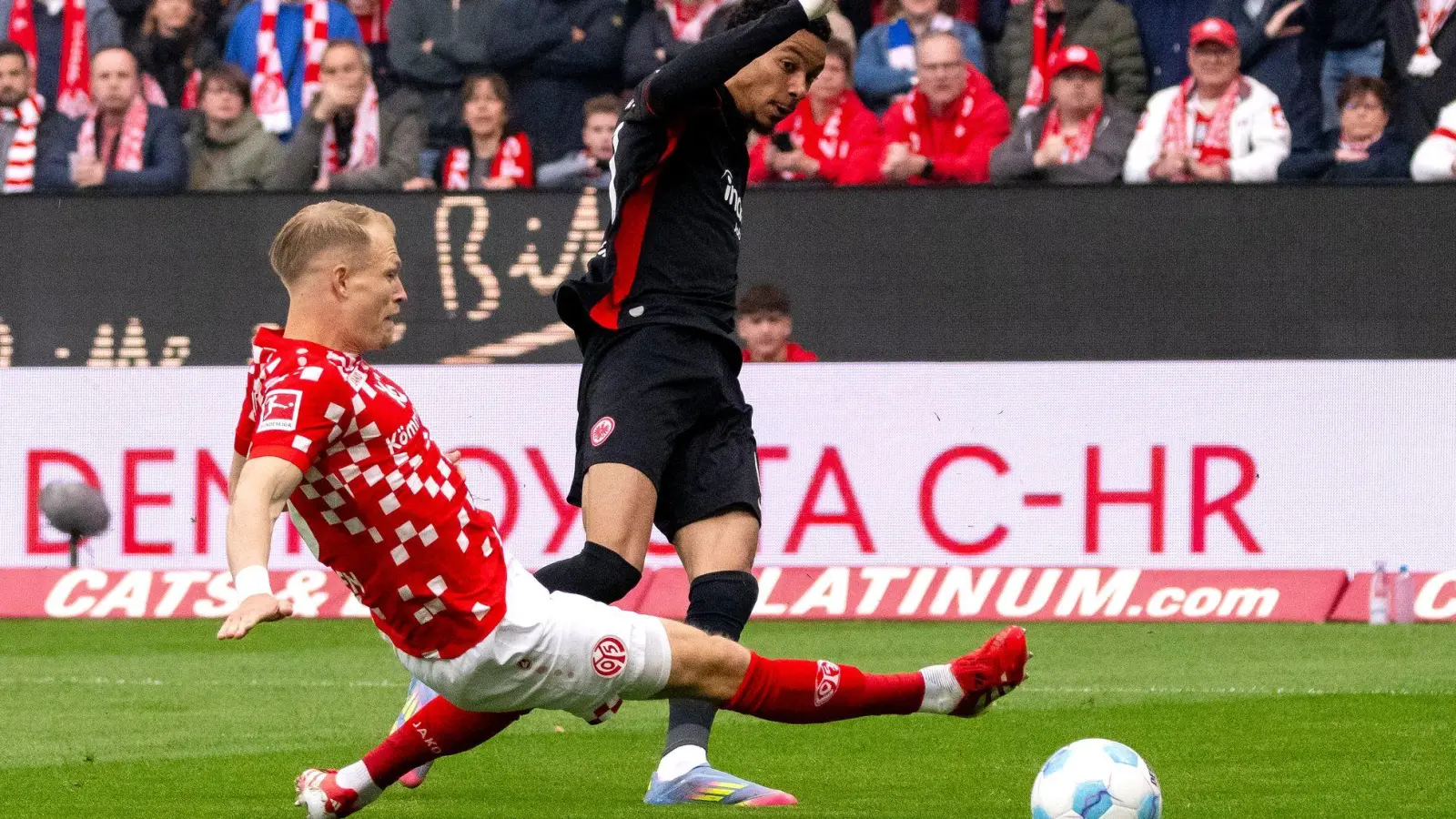 Der FSV Mainz 05 um Andreas Hanche-Olsen (l) und Eintracht Frankfurt um Hugo Ekitiké (r) lieferten sich ein hitziges Derby (Foto: Torsten Silz/dpa)