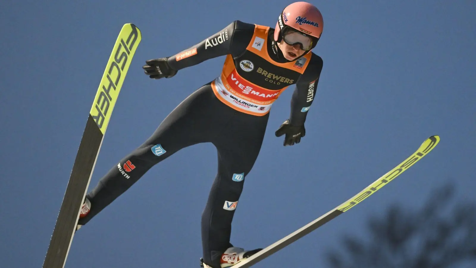 Verlor die Gesamtführung im Weltcup: Karl Geiger. (Foto: Arne Dedert/dpa)