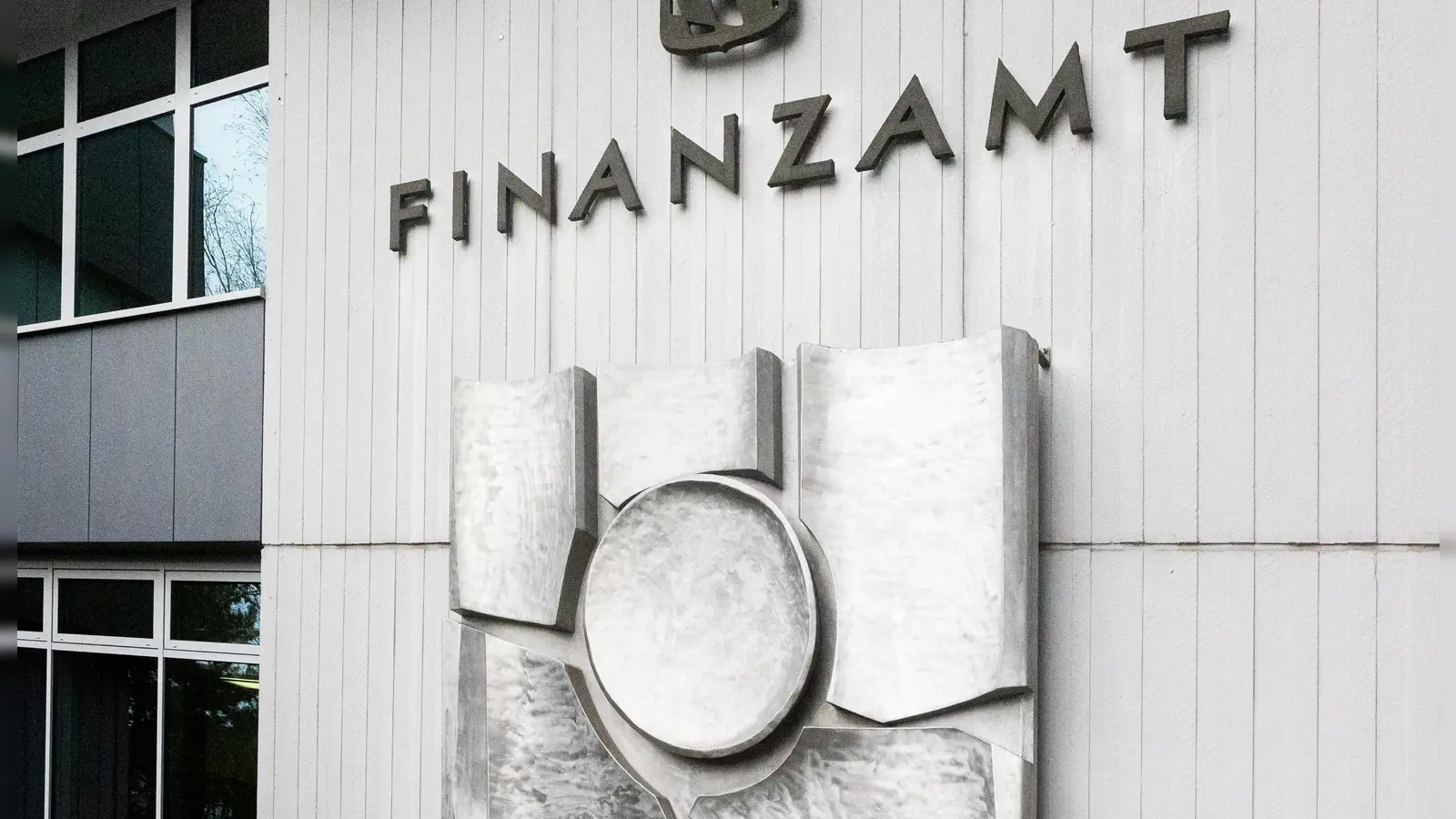 Gegenüber den Angestellten des Finanzamtes Ansbach hat sich ein Mann am Dienstagvormittag aggressiv verhalten. Auch nach einem ausgesprochenen Hausverbot weigerte sich der Mann zu gehen. (Symbolbild: Evi Lemberger)