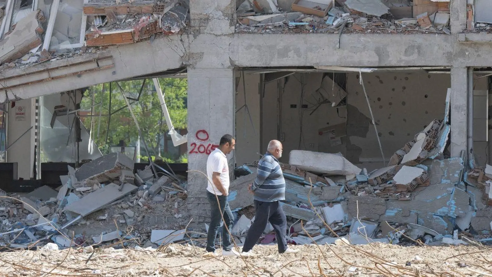 Zerstörte Häuserzeile im südtürkischen Antakya im April 2023. Mit volkswirtschaftlichen Schäden von 50 Milliarden Dollar war das Erdbeben in der Türkei laut Munich Re die finanziell schwerwiegendste Naturkatastrophe des vergangenen Jahres - und die verlustreichste. (Foto: Boris Roessler/dpa)