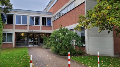 Der Klinkercharme der 1960er Jahre hat demnächst ausgedient, das staatliche Berufsschulzentrum in Bad Windsheim wird neu gebaut.  (Foto: Nina Daebel)