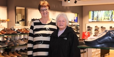 Freuen sich auf den Vorlesetag in der Ansbacher Innenstadt: Heidi Schmidt vom Schuhteam am Bachplatz (links) und Adelheid Seiler, die Organisatorin. (Foto: Thomas Wirth)