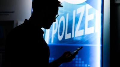 Die Polizei warnt vor Online-Trading-Maschen. (Symbolbild) (Foto: Julian Stratenschulte/dpa)