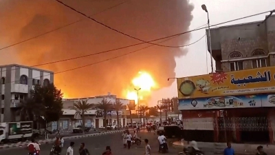 Der israelische Angriff auf einen Hafen im Jemen löste einen Brand aus. (Foto: Uncredited/AP)