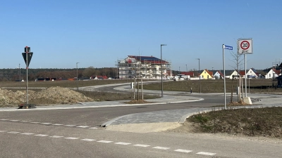 Im neuen Baugebiet Schrotfeld wäre Platz, die Stadt Herrieden hält ein Grundstück frei: Direkt an der Hohenberger Straße könnte ein Gesundheitszentrum entstehen.  (Foto: Florian Pöhlmann)
