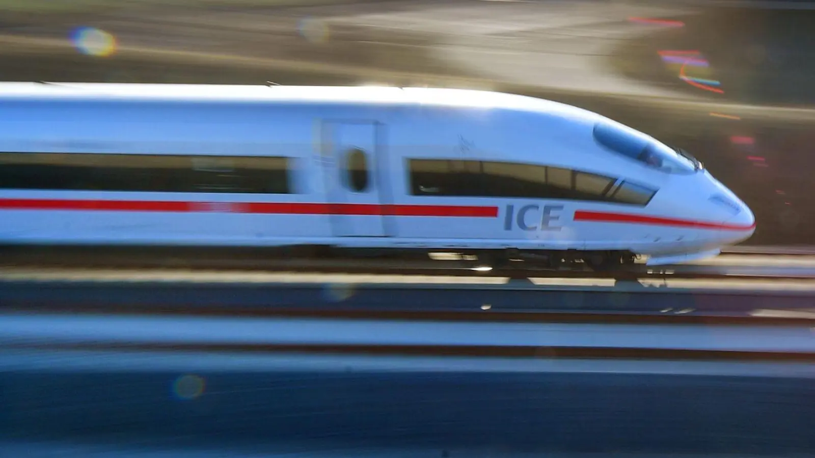 DB-Familienticket: Für 99,99 Euro sollen maximal fünf Personen innerhalb Deutschlands mit Fernverkehrszügen hin und zurück reisen können. Voraussetzung ist, dass mindestens ein Kind mitreist. (Foto: Martin Schutt/dpa/dpa-tmn)