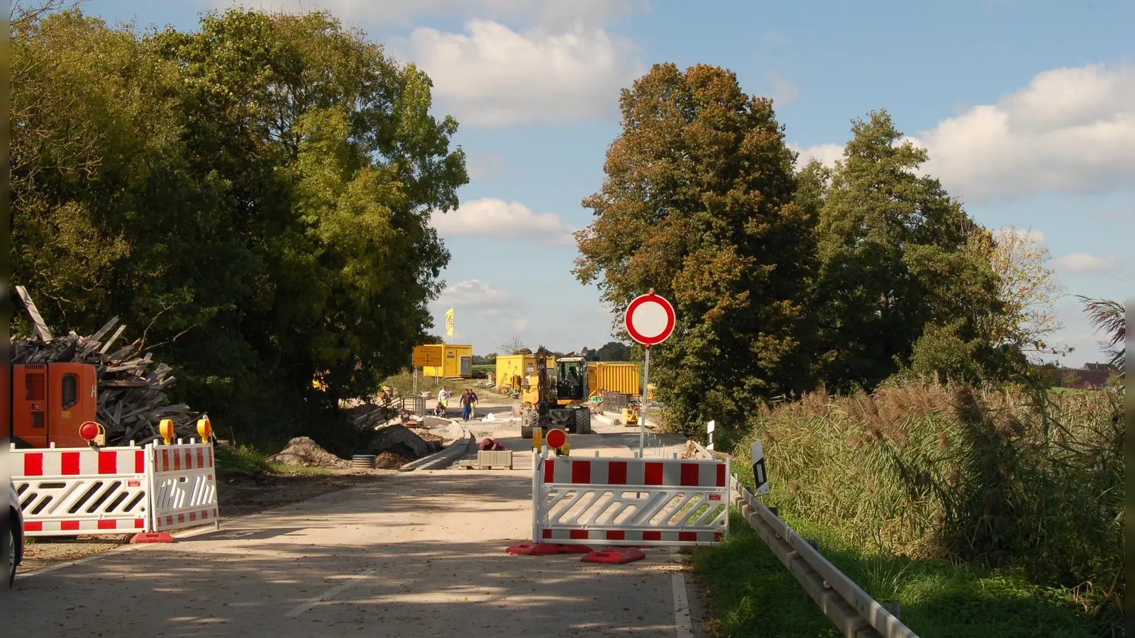 Bis zum Freitag, 17. Oktober, wurde die verkehrsrechtliche Anordnung zur Sperrung der Staatsstraße im Bereich der Reichertsmühle verlängert. Bis dahin sollen die Bauarbeiten nach Auskunft des Staatlichen Bauamtes abgeschlossen sein.  (Foto: Markus Weinzierl)