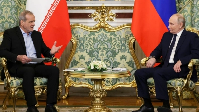 Russland und der Iran haben eine strategische Partnerschaft geschlossen - allerdings ohne eine Klausel über einen gegenseitigen militärischen Beistand. (Archivbild) (Foto: Vyacheslav Prokofyev/Pool Sputnik Kremlin/AP/dpa)