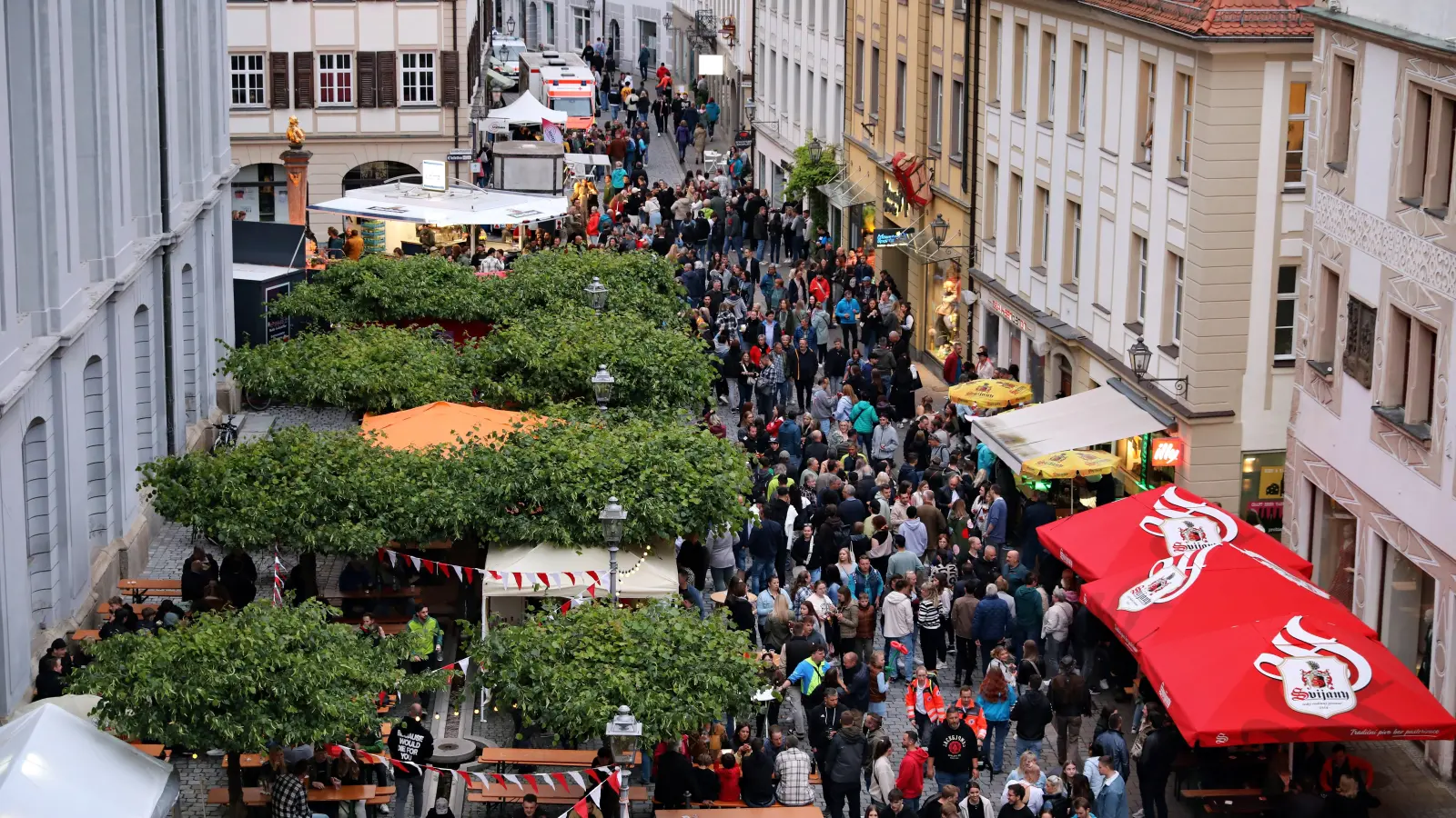 In der ganzen Stadt tümmeln sich die Menschen. Auf dem Johann-Sebastian-Bach-Platz locken unter anderem die Ansbacher Handballer die Menschen mit Kaltgetränken. (Foto: Zeynel Dönmez)