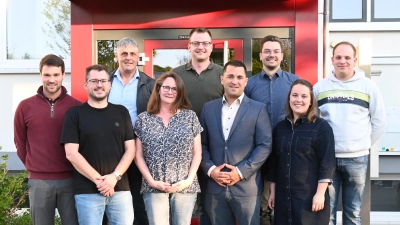 Inklusive Bürgermeister Volkan Mertkan (vorne, Zweiter von rechts) sind neun Personen im Weihenzeller Gemeinderat neu. Sie wurden kürzlich vereidigt. (Foto: Luca Paul)