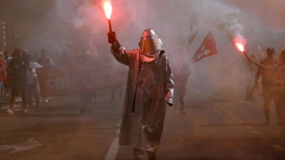 Fackeln in Marseille - landesweite Proteste in Frankreich (Foto: Miguel Medina/AFP/dpa)