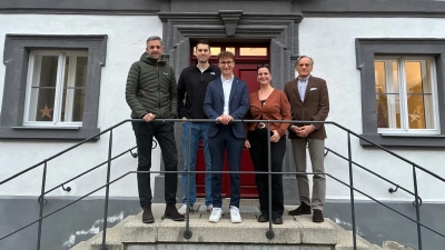 Sehen zuversichtlich in die Zukunft der medizinischen Versorgung: die MVZ-Aufsichtsratsmitglieder Stefan Bach, Maximilian Goth, Marco Meier, Diana Fichtner und Dr. Peter Eyrich. (Foto: Stadt Ornbau/Uwe Weißmann)