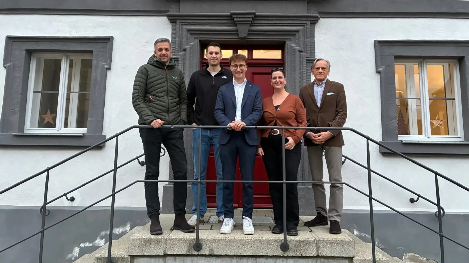 Sehen zuversichtlich in die Zukunft der medizinischen Versorgung: die MVZ-Aufsichtsratsmitglieder Stefan Bach, Maximilian Goth, Marco Meier, Diana Fichtner und Dr. Peter Eyrich. (Foto: Stadt Ornbau/Uwe Weißmann)