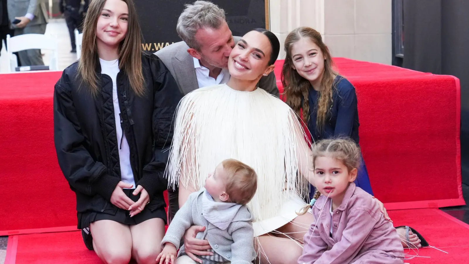 Mit Ehemann und ihren vier gemeinsamen Töchtern posiert Gal Gadot auf dem „Walk of Fame“.  (Foto: Jordan Strauss/Invision/AP/dpa)