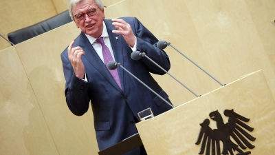 Hessens Ministerpräsident Volker Bouffier bemängelt, dass Gruppierungen wie Rentner und Studierende beim jüngsten Ergänzungshaushalt leer ausgehen. (Foto: Wolfgang Kumm/dpa)