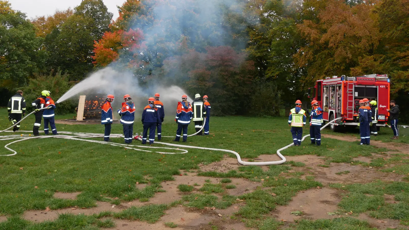 Zu einem echten Feuer mussten die Jugendlichen der Feuerwehr Merkendorf an das Freibad ausrücken. Natürlich war es nur eine Übung im Rahmen des „Berufsfeuerwehrtages”. (Foto: Daniel Ammon)