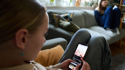 EU-Kommissionspräsidentin Ursula von der Leyen hatte der Debatte mit ihrer Forderung nach einer Altersgrenze in den sozialen Medien zuletzt neuen Auftrieb gegeben. (Symbolbild) (Foto: Annette Riedl/dpa)