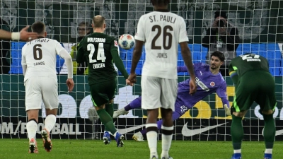 Tor-Debüt: Christian Eriksen schießt per Handelfmeter seinen ersten Bundesliga-Treffer für den VfL Wolfsburg. (Foto: Swen Pförtner/dpa)