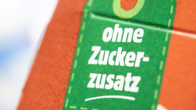 Obacht: Aufschriften wie „Ohne Zuckerzusatz“ oder „Süße nur aus Früchten“ klingen gesund – sagen aber wenig über den tatsächlichen Zuckergehalt aus. (Foto: Robert Günther/dpa-tmn)