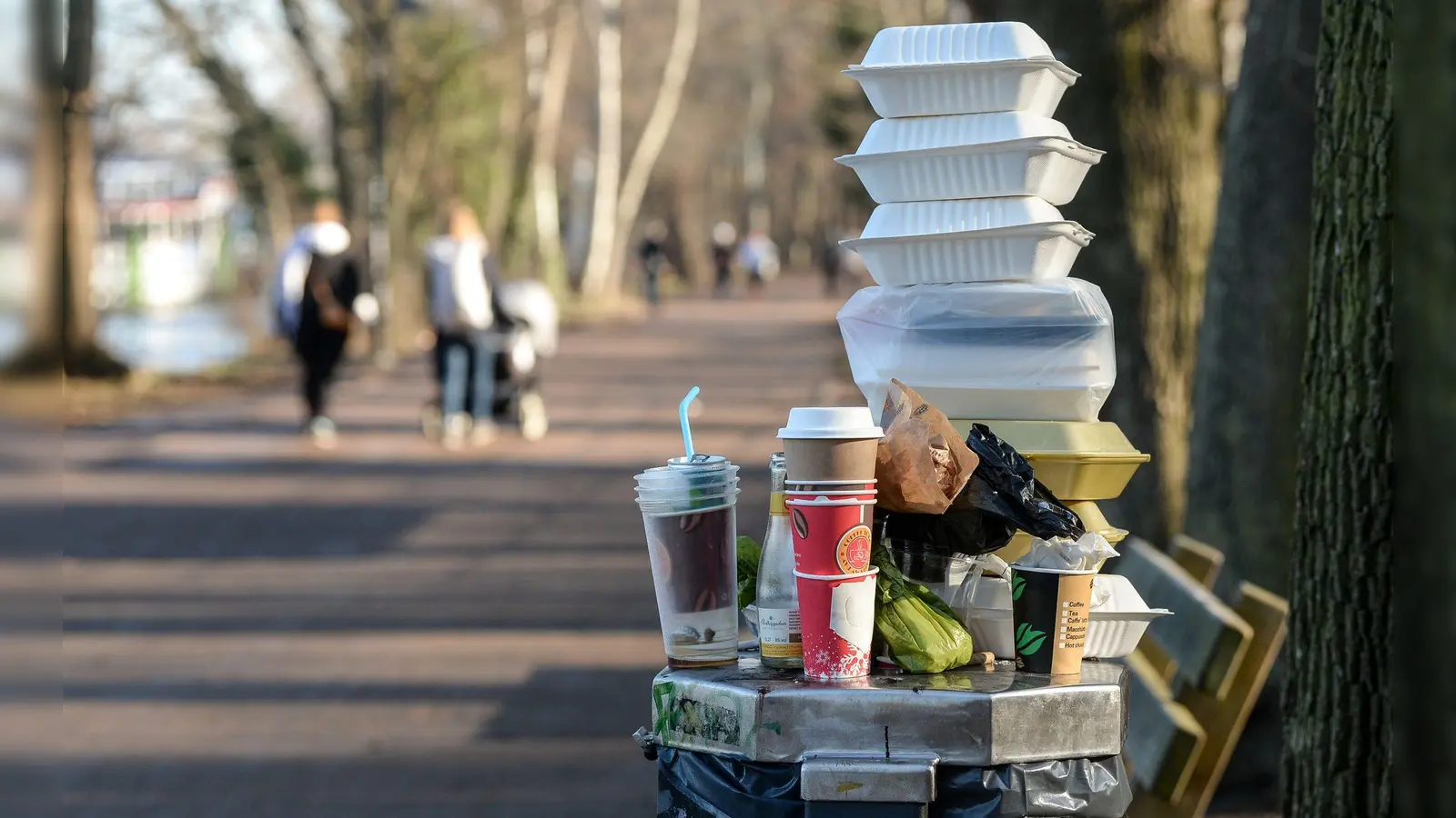 Es wird immer noch zu viel Einweg-Plastik produziert und verwendet. (Archivbild)   (Foto: Jens Kalaene/dpa-Zentralbild/ZB)