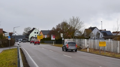 Die Ortszufahrt in Neunstetten von Ansbach her. In dem Herriedener Stadtteil gibt es Klagen, weil hier viele Fahrzeuge mit überhöhtem Tempo in das Dorf rasen. Jetzt soll ein zusätzlicher Smiley dazu motivieren, sich an die Regelgeschwindigkeit zu halten. (Foto: Werner Wenk)