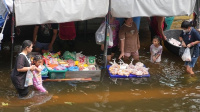 Noch immer fließen die Fluten nicht ab. (Foto: Sakchai Lalit/AP/dpa)