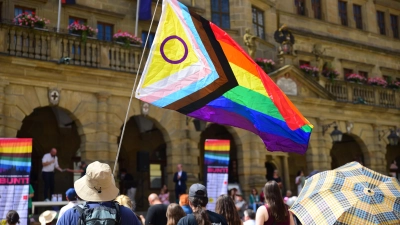 Bei der Kundgebung trugen Menschen bunte Flaggen, Transparente und Schilder bei sich. (Foto: Irmeli Pohl)