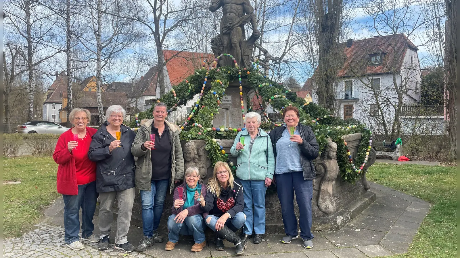 Ehrenamtliche Schmückerinnen am Herkulesbrunnen Emskirchen: Nach dreijähriger Pause präsentiert sich der Brunnen wieder österlich. Tagelang waren einige Frauen unter der Leitung von Beate Rauscher dafür im Einsatz. Das Engagement der Mitbürgerinnen hatte auch Bürgermeisterin Sandra Winkelspecht in der Gemeinderatssitzung gewürdigt. Ein solcher Einsatz sei nicht selbstverständlich. (Foto: Nadine Wölfle)