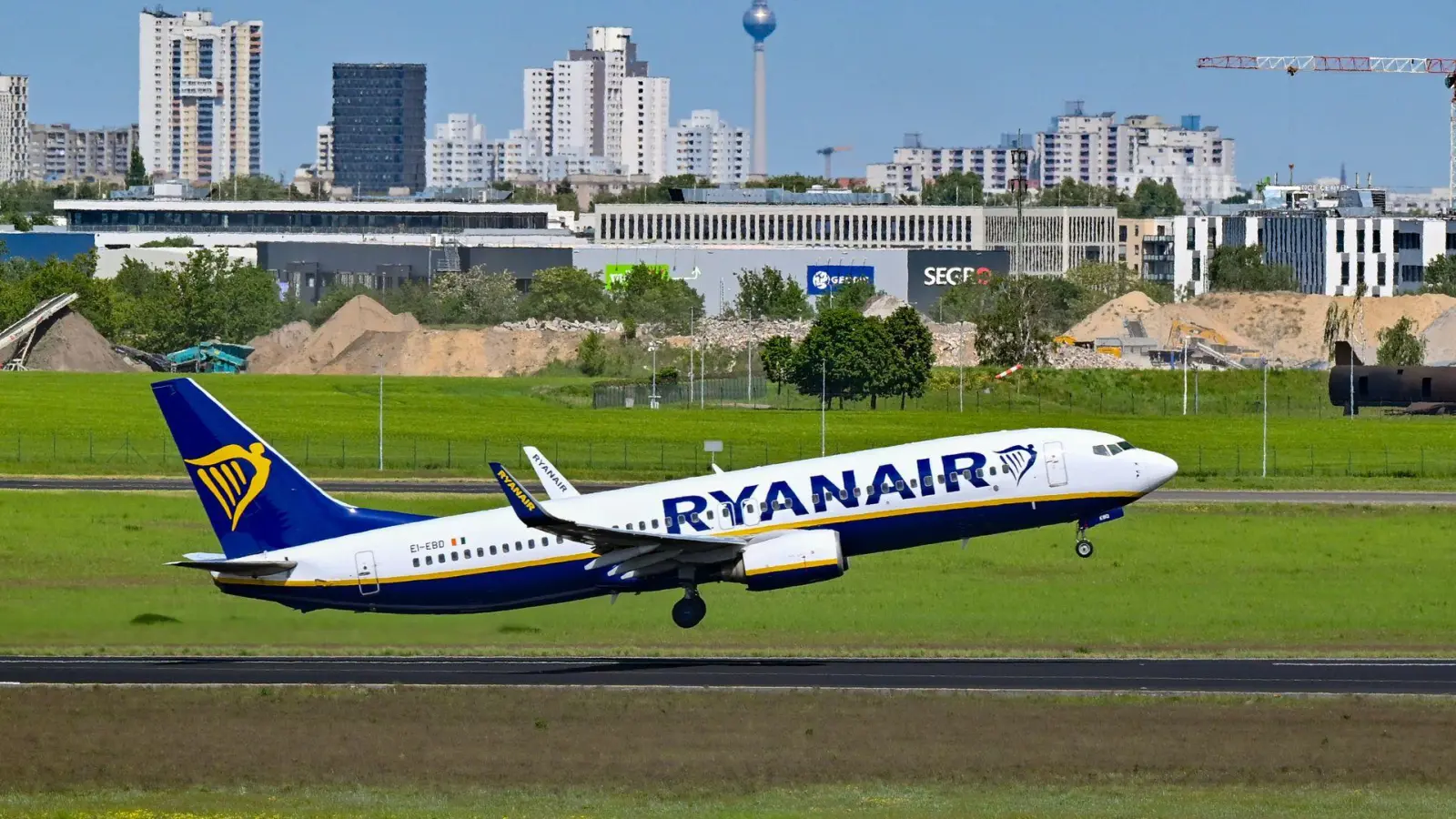 Ein Flugzeug der Fluggesellschaft Ryanair startet vom Hauptstadtflughafen Berlin Brandenburg BER. (Foto: Patrick Pleul/dpa)