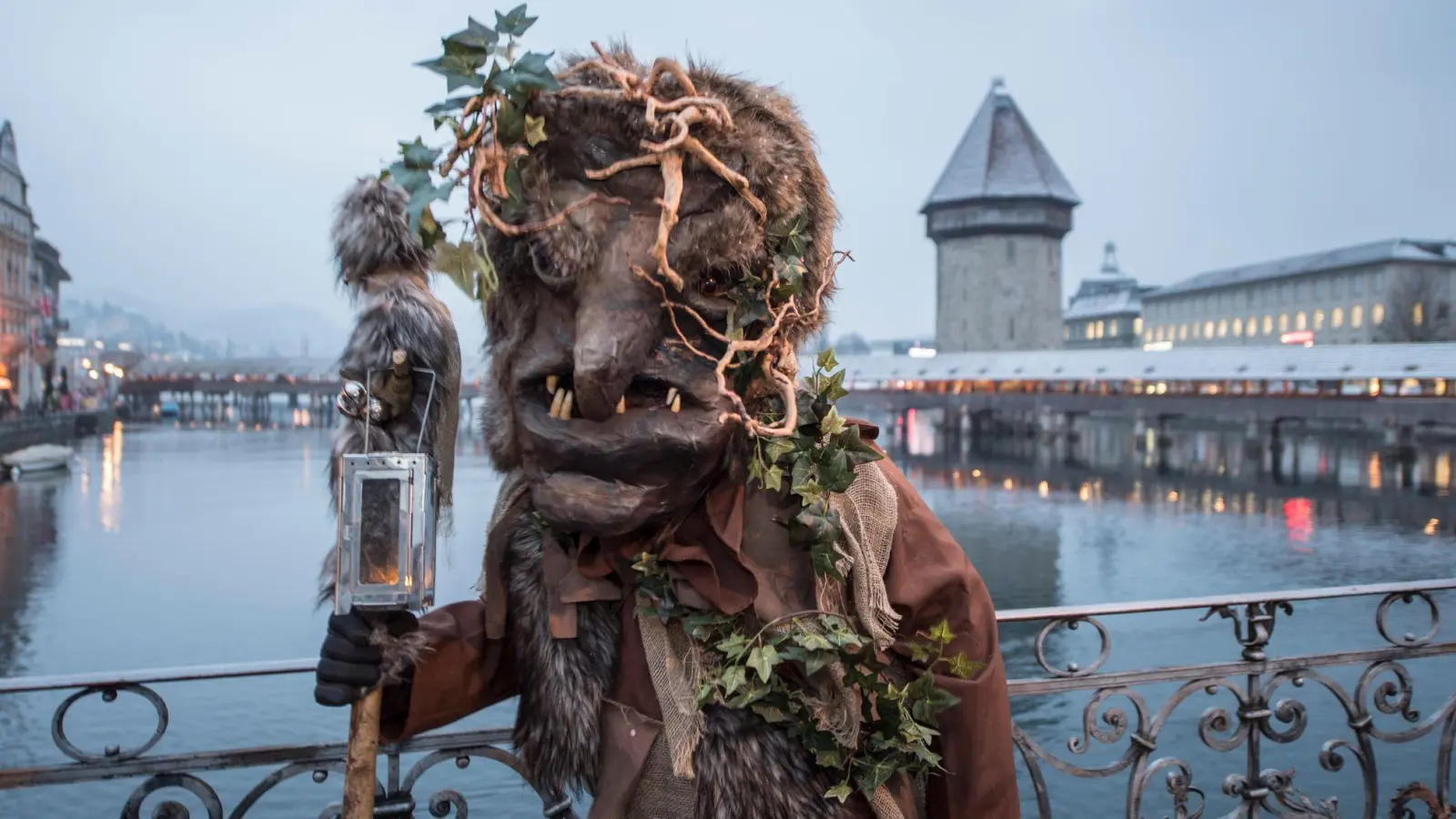 Die Fasnacht im Februar ist ein Anziehungspunkt, aber die meisten Touristen reisen im Sommer nach Luzern. (Archivbild) (Foto: Urs Flueeler/KEYSTONE/dpa)