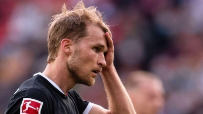 Fußball: Bundesliga, Bayer Leverkusen - 1. FC Köln, 26. Spieltag, BayArena. Kölns damaliger Spieler Sebastian Andersson fasst sich nach einer vergebenen Torchance den Kopf. (Foto: Marius Becker/dpa)