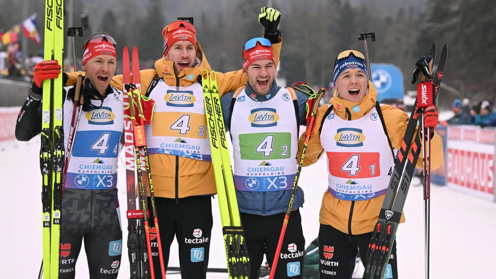 Die deutschen Biathleten freuen sich über den ersten Staffelpodestplatz des Winters. (Foto: Sven Hoppe/dpa)