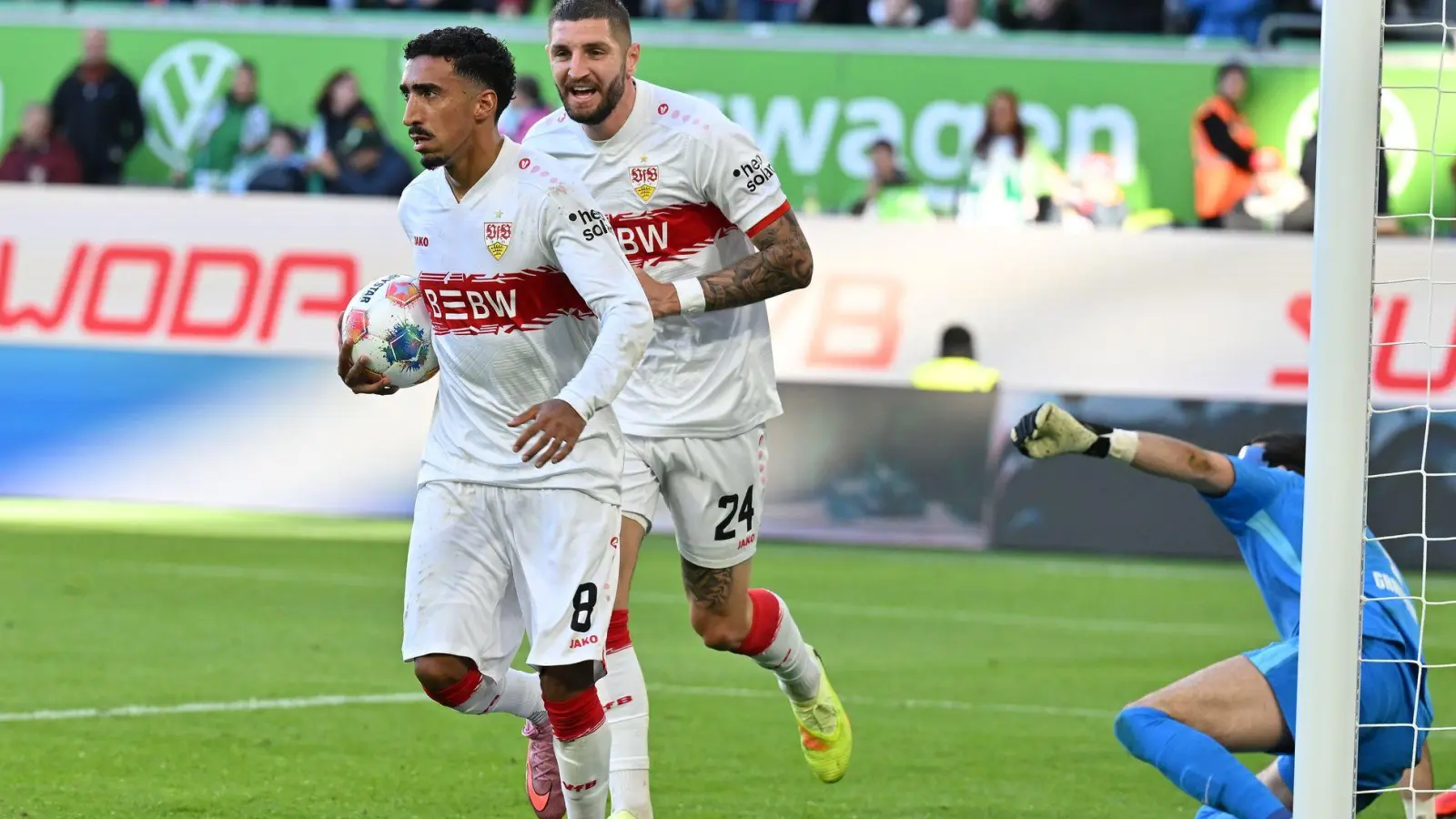 Kein Jubel nach dem Tor aus Respekt vor seinem Ex-Club: Stuttgarts Tiago Tomas (l) nach dem 1:0 gegen den VfL Wolfsburg (Foto: Swen Pförtner/dpa)