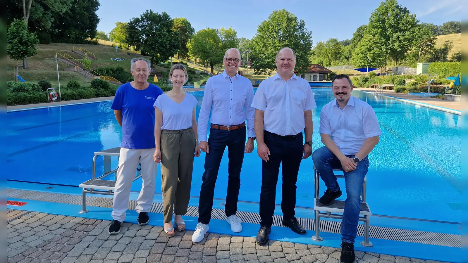 Wollen das Lichtenauer Freibad gemeinsam erhalten (von links): Fördervereinsvorsitzender Rainer Ströbel, Sandra Höchsmann (Firma Moezer), Werner Frieß (Sparkassenstiftung) sowie die beiden Bürgermeister Bernd Meyer (Sachsen) und Markus Nehmer (Lichtenau). (Foto: Andrea Walke)