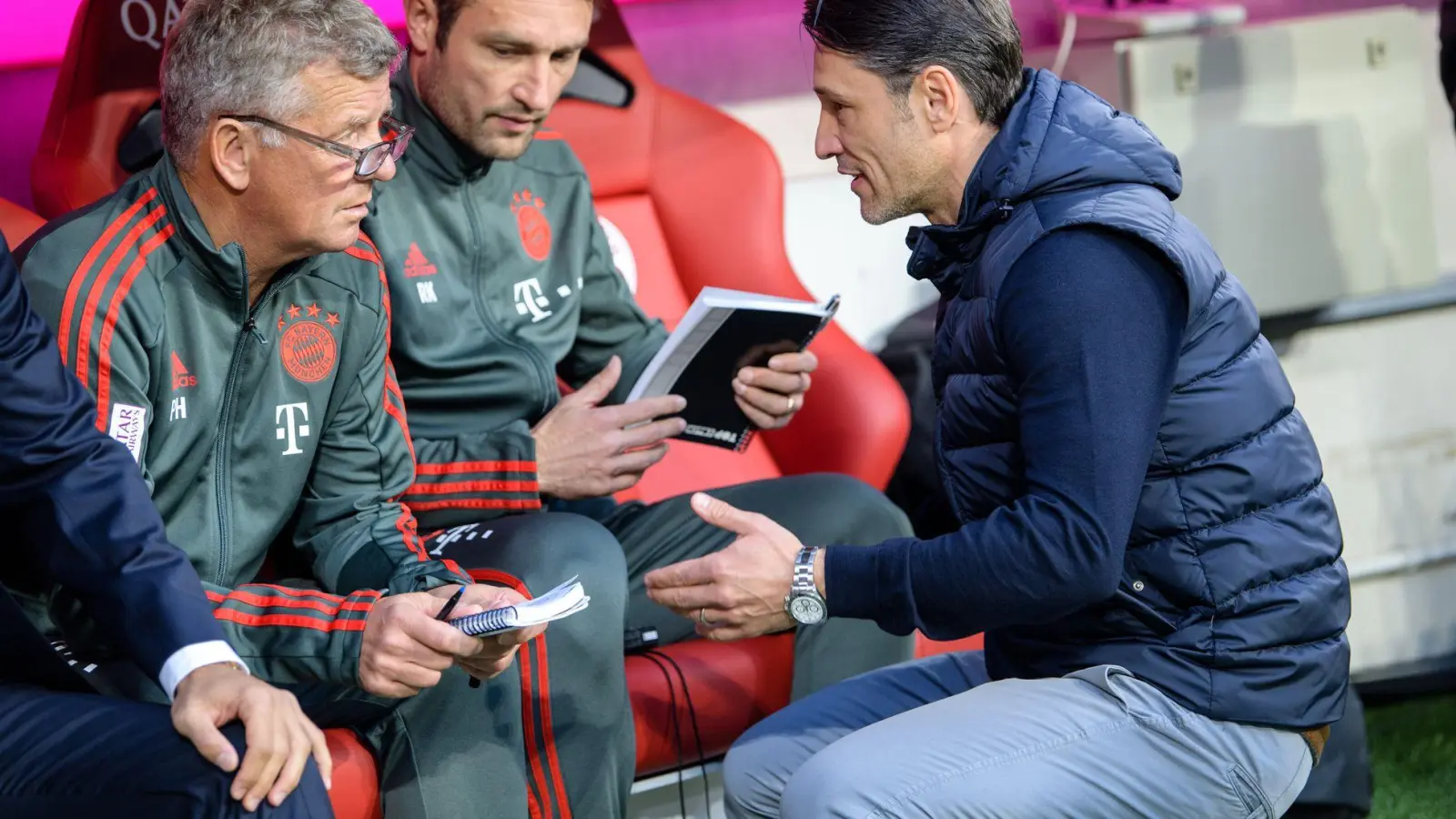 Der Tod seines ehemaligen Co-Trainers traf auch Niko Kovac (r.). (Archivbild) (Foto: Matthias Balk/dpa)