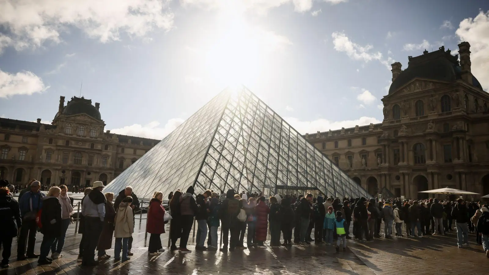 Der Touristenmagnet Louvre wird seit Monaten von Missständen geplagt. (Archivbild) (Foto: Thomas Padilla/AP/dpa)