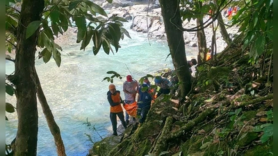 Die beiden Österreicher stürzten von einer Hängebrücke in die Tiefe, nachdem mehrere Holzbalken eingestürzt waren.  (Foto: -/Maumere Search and Rescue Office/dpa)