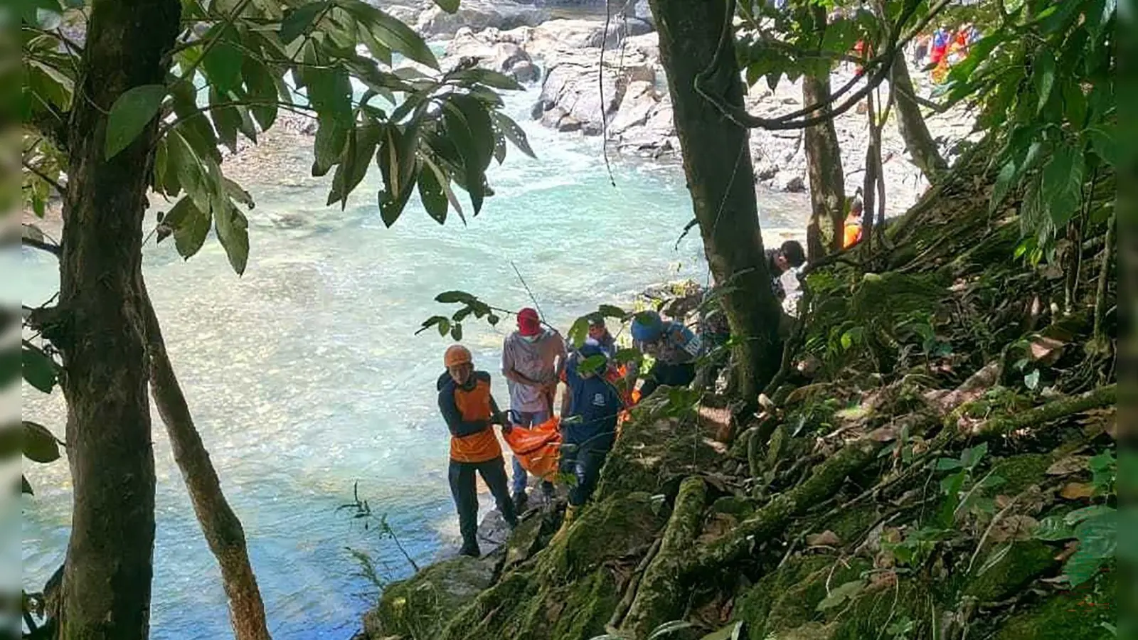 Die beiden Österreicher stürzten von einer Hängebrücke in die Tiefe, nachdem mehrere Holzbalken eingestürzt waren.  (Foto: -/Maumere Search and Rescue Office/dpa)
