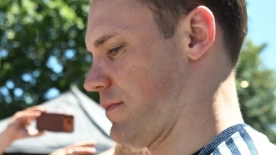 Manuel Neuer schreibt Autogramme für die DFB-Fans.  (Foto: Federico Gambarini/dpa)