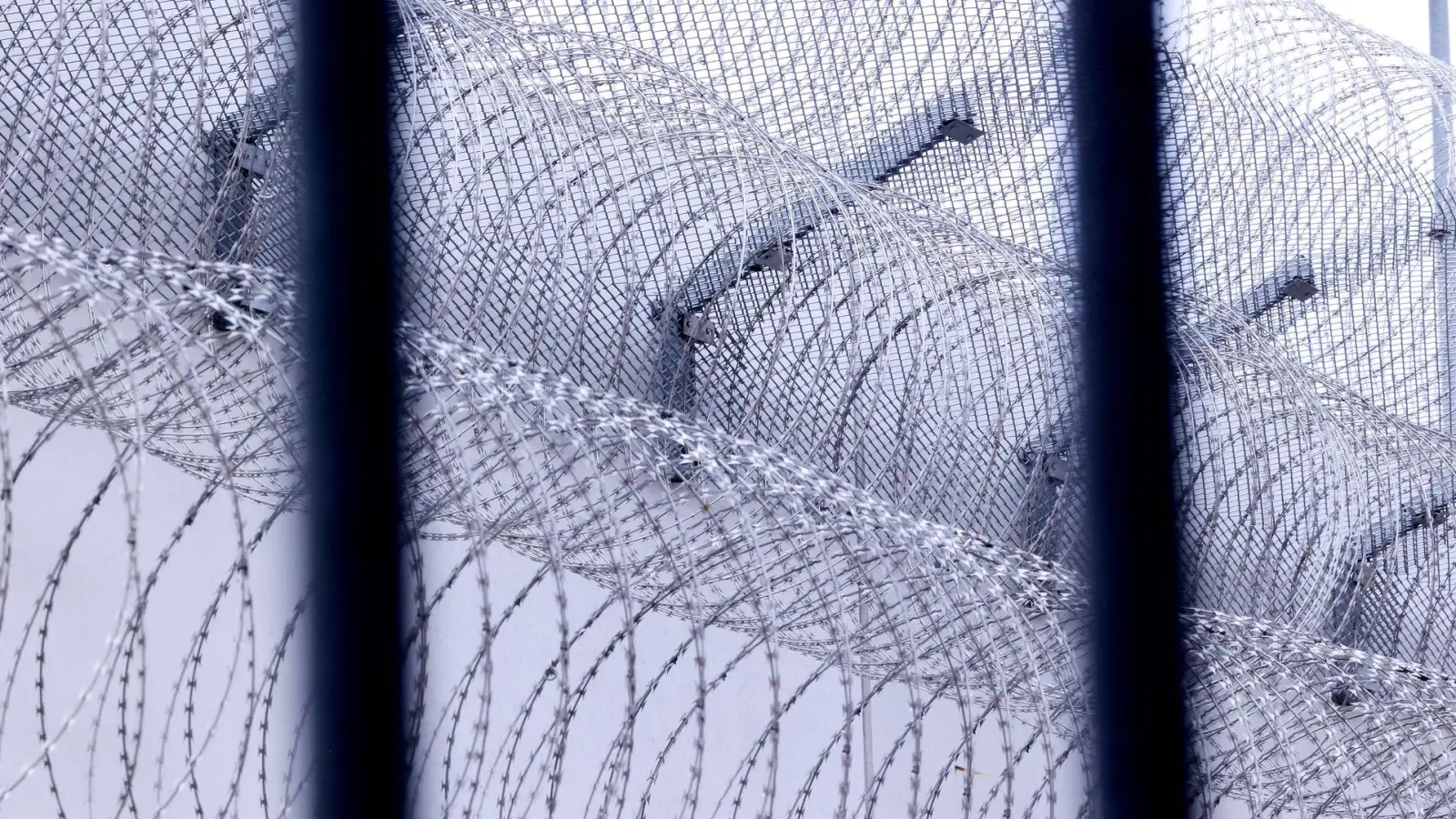 Ein in der Tasche eines Mitgefangenen geflohener Häftling in Frankreich ist wieder hinter Gittern. (Archivbild) (Foto: David Young/dpa)