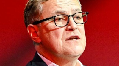 Vorstandschef Jan-Christian Dreesen verkündet wieder gute Finanzzahlen. (Foto: Harry Langer/dpa)